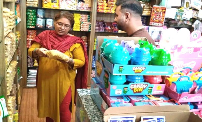 मंडला में खाद्य सुरक्षा विभाग की टीम डेयरी और बेकरी का निरीक्षण करते हुए