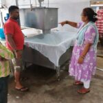 मंडला में खाद्य सुरक्षा विभाग की टीम डेयरी और बेकरी का निरीक्षण करते हुए