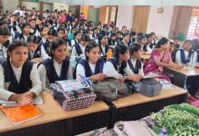 बरघाट कन्या विद्यालय में मिशन शक्ति जागरूकता कार्यक्रम में छात्राओं को जानकारी देते अधिकारी