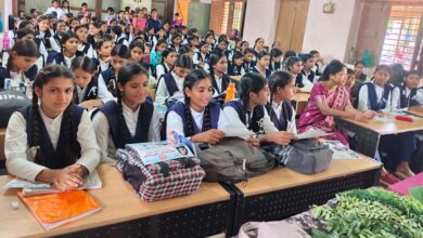 बरघाट कन्या विद्यालय में मिशन शक्ति जागरूकता कार्यक्रम में छात्राओं को जानकारी देते अधिकारी