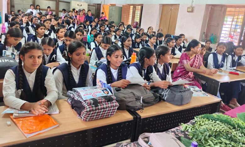 बरघाट कन्या विद्यालय में मिशन शक्ति जागरूकता कार्यक्रम में छात्राओं को जानकारी देते अधिकारी