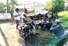 छपारा के ग्राम मुआरी में करंट लगने की घटना के बाद मौके पर जुटे ग्रामीण।
