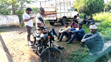छपारा के ग्राम मुआरी में करंट लगने की घटना के बाद मौके पर जुटे ग्रामीण।