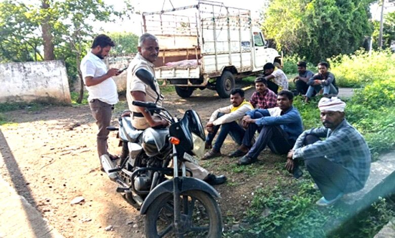 छपारा के ग्राम मुआरी में करंट लगने की घटना के बाद मौके पर जुटे ग्रामीण।