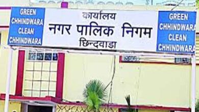 छिंदवाड़ा के सिवनी प्राणमोती क्षेत्र में अवैध कॉलोनियों के खिलाफ नगर निगम की कार्रवाई।