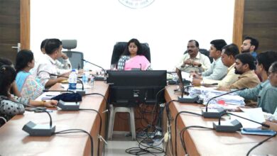 सिवनी कलेक्ट्रेट में नजूल निवर्तन समिति की बैठक की अध्यक्षता करतीं कलेक्टर नेहा मीना