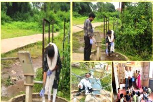 सिवनी जिले में पीएचई विभाग द्वारा पेयजल स्रोतों का क्लोरीनेशन करते कर्मचारी
