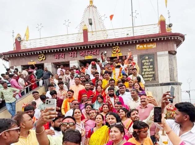 मां शारदा धाम मैहर में दर्शन करते सांसद बंटी विवेक साहू