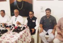 'जनता संकट में, सांसद पदयात्रा में': कांग्रेस का भाजपा सरकार पर हमला, छिंदवाड़ा के विकास और पेयजल संकट को लेकर उठाए सवाल | Dainik Yashonnati छिंदवाड़ा में आयोजित पत्रकार वार्ता के दौरान विभिन्न जनहित मुद्दों पर अपनी बात रखते कांग्रेस पदाधिकारी।