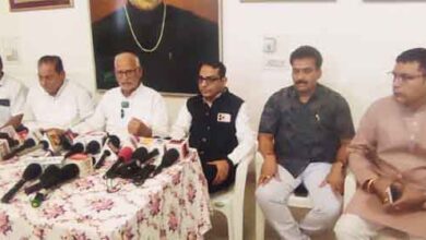 छिंदवाड़ा में आयोजित पत्रकार वार्ता के दौरान विभिन्न जनहित मुद्दों पर अपनी बात रखते कांग्रेस पदाधिकारी।