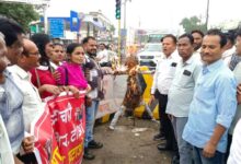 छिंदवाड़ा में प्रभारी आरटीओ के खिलाफ कांग्रेस कार्यकर्ताओं द्वारा ज्ञापन सौंपते और पुतला दहन करते हुए।