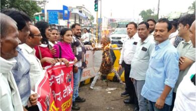 छिंदवाड़ा में प्रभारी आरटीओ के खिलाफ कांग्रेस कार्यकर्ताओं द्वारा ज्ञापन सौंपते और पुतला दहन करते हुए।