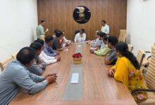 पेंच-कन्हान की कोयला खदानों को रफ्तार देने मैदान में उतरे सांसद बंटी साहू, जीएम-कलेक्टर संग की मैराथन बैठक | Dainik Yashonnati सांसद बंटी विवेक साहू डब्ल्यूसीएल के जीएम विकास अग्रवाल और बीएमएस पदाधिकारियों के साथ पेंच-कन्हान कोयला खदानों के संचालन को लेकर बैठक करते हुए।