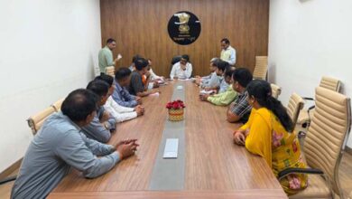 सांसद बंटी विवेक साहू डब्ल्यूसीएल के जीएम विकास अग्रवाल और बीएमएस पदाधिकारियों के साथ पेंच-कन्हान कोयला खदानों के संचालन को लेकर बैठक करते हुए।