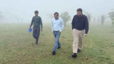 रातेड़ व्यू पॉइंट पर तामिया सावन महोत्सव की तैयारियों की समीक्षा बैठक करते कलेक्टर हरेंद्र नारायन।