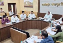 समय-सीमा बैठक की अध्यक्षता करते छिंदवाड़ा कलेक्टर हरेंद्र नारायन