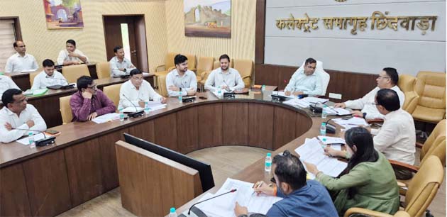 समय-सीमा बैठक की अध्यक्षता करते छिंदवाड़ा कलेक्टर हरेंद्र नारायन