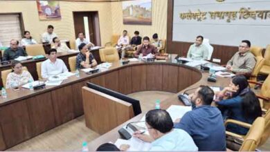 समय-सीमा समीक्षा बैठक की अध्यक्षता करते छिंदवाड़ा कलेक्टर हरेंद्र नारायन