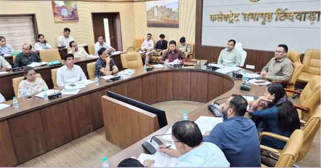 समय-सीमा समीक्षा बैठक की अध्यक्षता करते छिंदवाड़ा कलेक्टर हरेंद्र नारायन