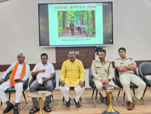 पेंच टाइगर रिजर्व में चरवाहा सम्मेलन: 100 चरवाहों को वन्यजीव सुरक्षा और बाघ संरक्षण का दिया प्रशिक्षण | Dainik Yashonnati पेंच टाइगर रिजर्व सिवनी में आयोजित चरवाहा सम्मेलन में चरवाहों को सुरक्षा सामग्री वितरित करते अधिकारी।