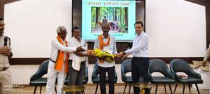 पेंच टाइगर रिजर्व में चरवाहा सम्मेलन: 100 चरवाहों को वन्यजीव सुरक्षा और बाघ संरक्षण का दिया प्रशिक्षण | Dainik Yashonnati पेंच टाइगर रिजर्व सिवनी में आयोजित चरवाहा सम्मेलन में चरवाहों को सुरक्षा सामग्री वितरित करते अधिकारी।