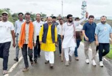 सिवनी में सांसद बंटी विवेक साहू की मैहर पदयात्रा का स्वागत करते विधायक मुनमुन राय और भाजपा कार्यकर्ता।