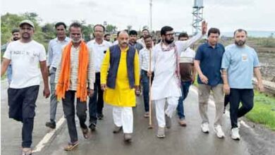 सिवनी में सांसद बंटी विवेक साहू की मैहर पदयात्रा का स्वागत करते विधायक मुनमुन राय और भाजपा कार्यकर्ता।