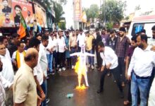 छिंदवाड़ा के फव्वारा चौक पर भाजपा युवा मोर्चा द्वारा राहुल गांधी का पुतला दहन करते कार्यकर्ता