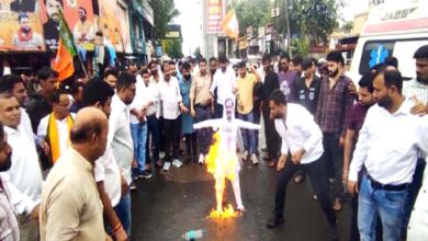 छिंदवाड़ा के फव्वारा चौक पर भाजपा युवा मोर्चा द्वारा राहुल गांधी का पुतला दहन करते कार्यकर्ता