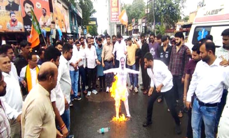 छिंदवाड़ा के फव्वारा चौक पर भाजपा युवा मोर्चा द्वारा राहुल गांधी का पुतला दहन करते कार्यकर्ता