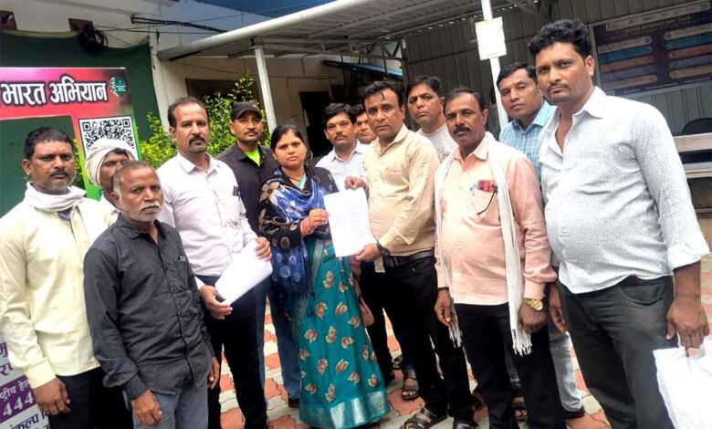 संदीपनी विद्यालय सिवनी के नए भवन की समस्याओं को लेकर कलेक्टर को ज्ञापन सौंपते अभिभावक