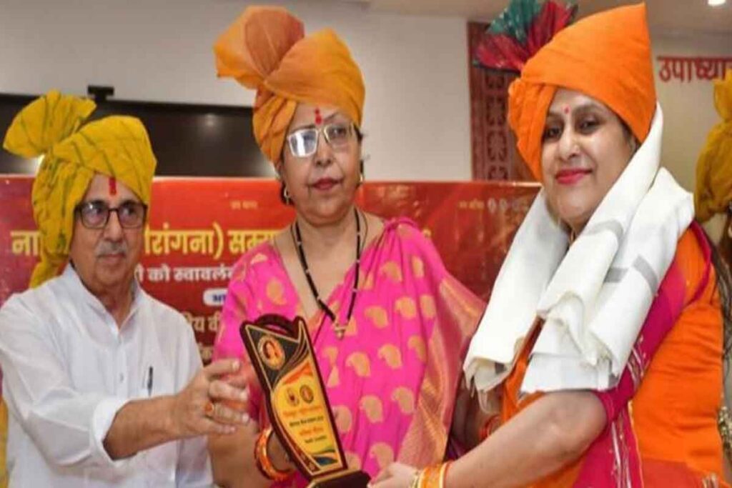 चित्रकूट में आयोजित समारोह में वीरांगना गौरव सम्मान 2026 प्राप्त करतीं सिवनी की सविता गौतम।