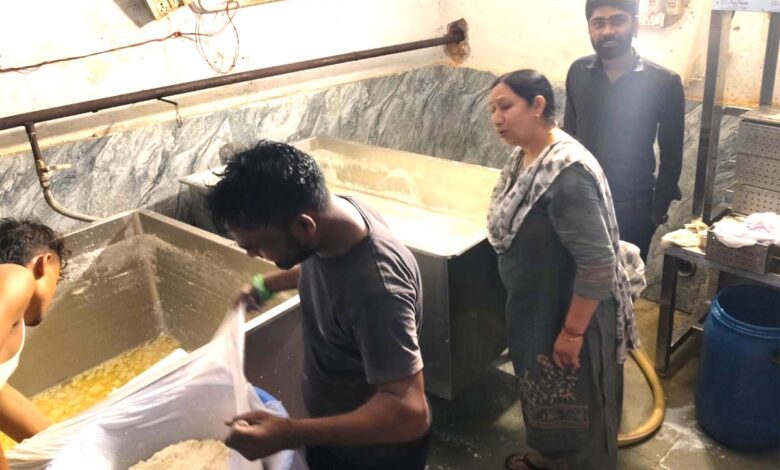 मिलावटी और सिंथेटिक दूध पर सिवनी में शिकंजा, डेयरी व दूध विक्रेताओं से लिए गए नमूने | Dainik Yashonnati सिवनी में मिलावटी दूध की जांच करते खाद्य सुरक्षा विभाग की टीम