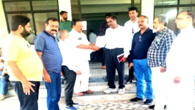 सिवनी में जिला प्राइवेट बस एसोसिएशन द्वारा आठ सूत्रीय मांगों को लेकर ज्ञापन सौंपते पदाधिकारी।