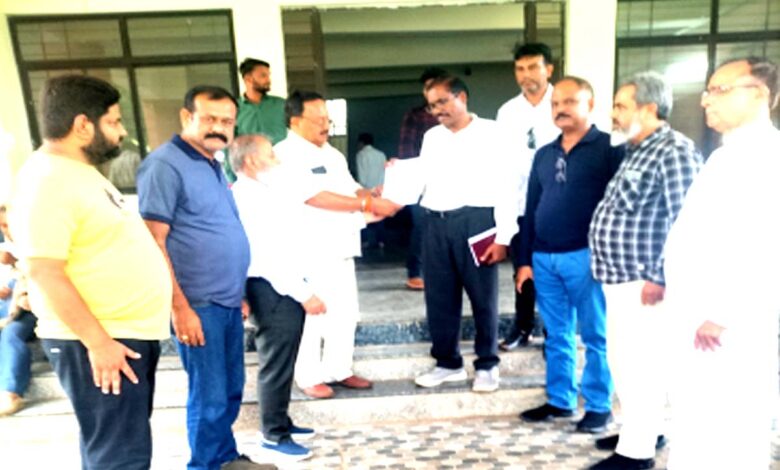 सिवनी में जिला प्राइवेट बस एसोसिएशन द्वारा आठ सूत्रीय मांगों को लेकर ज्ञापन सौंपते पदाधिकारी।