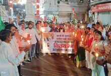 पेपर लीक मामले को लेकर सिवनी में जिला कांग्रेस अध्यक्ष नरेश मरावी के नेतृत्व में निकाले गए कैंडल मार्च में शामिल कांग्रेस कार्यकर्ता।