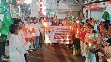 पेपर लीक मामले पर कांग्रेस का विजय मार्च, शिक्षा मंत्री के इस्तीफे को आंदोलन की जीत बताया | Dainik Yashonnati पेपर लीक मामले को लेकर सिवनी में जिला कांग्रेस अध्यक्ष नरेश मरावी के नेतृत्व में निकाले गए कैंडल मार्च में शामिल कांग्रेस कार्यकर्ता।