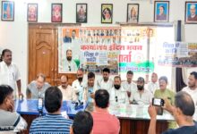 सिवनी इंदिरा भवन में पत्रकार वार्ता को संबोधित करते कांग्रेस नेता कुणाल चौधरी और जिला कांग्रेस अध्यक्ष नरेश मरावी।