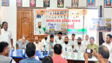सिवनी इंदिरा भवन में पत्रकार वार्ता को संबोधित करते कांग्रेस नेता कुणाल चौधरी और जिला कांग्रेस अध्यक्ष नरेश मरावी।