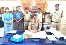 सिवनी कोतवाली पुलिस द्वारा गांजा जब्ती के बाद गिरफ्तार महिला और जब्त सामग्री।