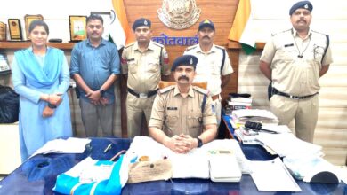सिवनी कोतवाली पुलिस द्वारा गांजा जब्ती के बाद गिरफ्तार महिला और जब्त सामग्री।