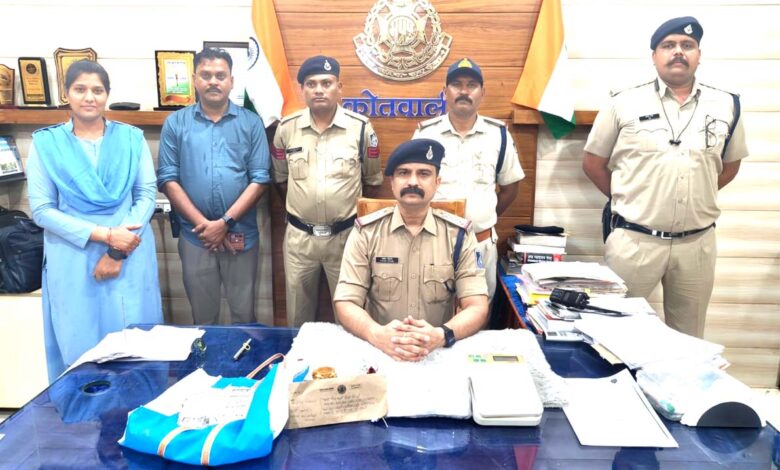 सिवनी कोतवाली पुलिस द्वारा गांजा जब्ती के बाद गिरफ्तार महिला और जब्त सामग्री।