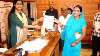 कलेक्टर नेहा मीना बौद्धिक दिव्यांगजनों के अभिभावकों को विधिक संरक्षकता प्रमाण पत्र वितरित करते हुए।