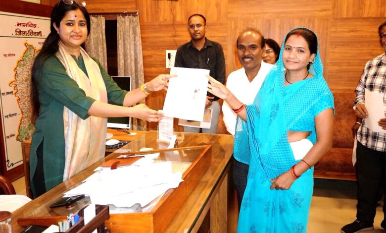 कलेक्टर नेहा मीना बौद्धिक दिव्यांगजनों के अभिभावकों को विधिक संरक्षकता प्रमाण पत्र वितरित करते हुए।
