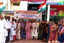 इंदिरा भवन सिवनी में राम मंदिर दान प्रकरण को लेकर उपवास पर बैठीं महिला कांग्रेस की पदाधिकारी एवं कार्यकर्ता।
