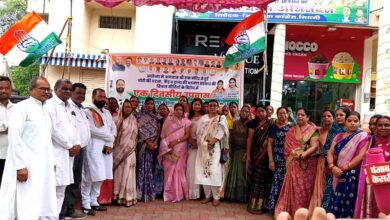 इंदिरा भवन सिवनी में राम मंदिर दान प्रकरण को लेकर उपवास पर बैठीं महिला कांग्रेस की पदाधिकारी एवं कार्यकर्ता।