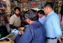 स्कूलों के आसपास तंबाकू बिक्री के खिलाफ कार्रवाई करते प्रशासनिक अधिकारी, सिवनी