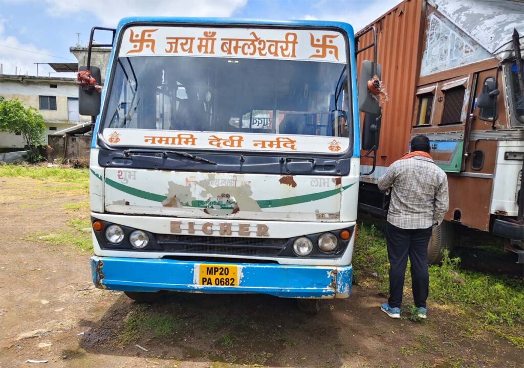 सिवनी जिले में परिवहन विभाग द्वारा स्कूल वाहनों की जांच करते अधिकारी।