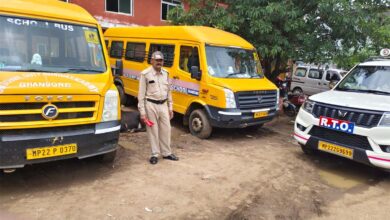 सिवनी जिले में परिवहन विभाग द्वारा स्कूल वाहनों की जांच करते अधिकारी।