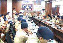 सिवनी पुलिस कंट्रोल रूम में मासिक अपराध समीक्षा बैठक लेते पुलिस अधीक्षक कृष्ण लालचंदानी।